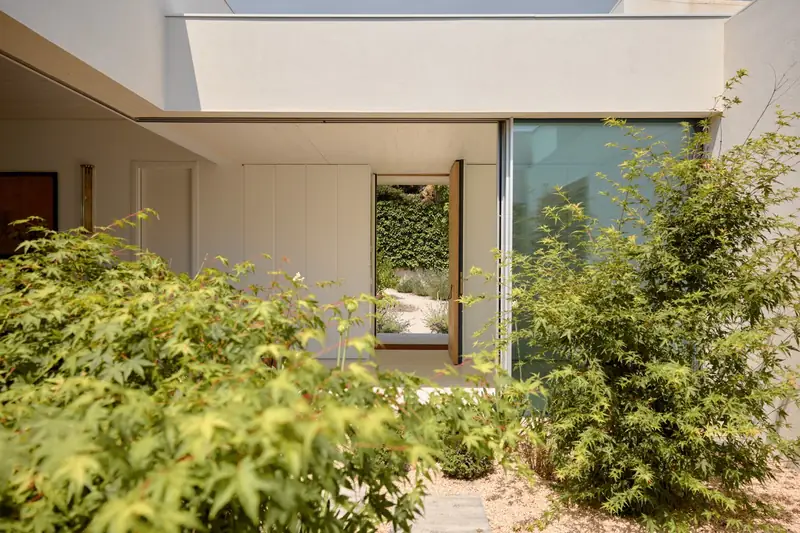 Garden-wrapped entry of La Jungla